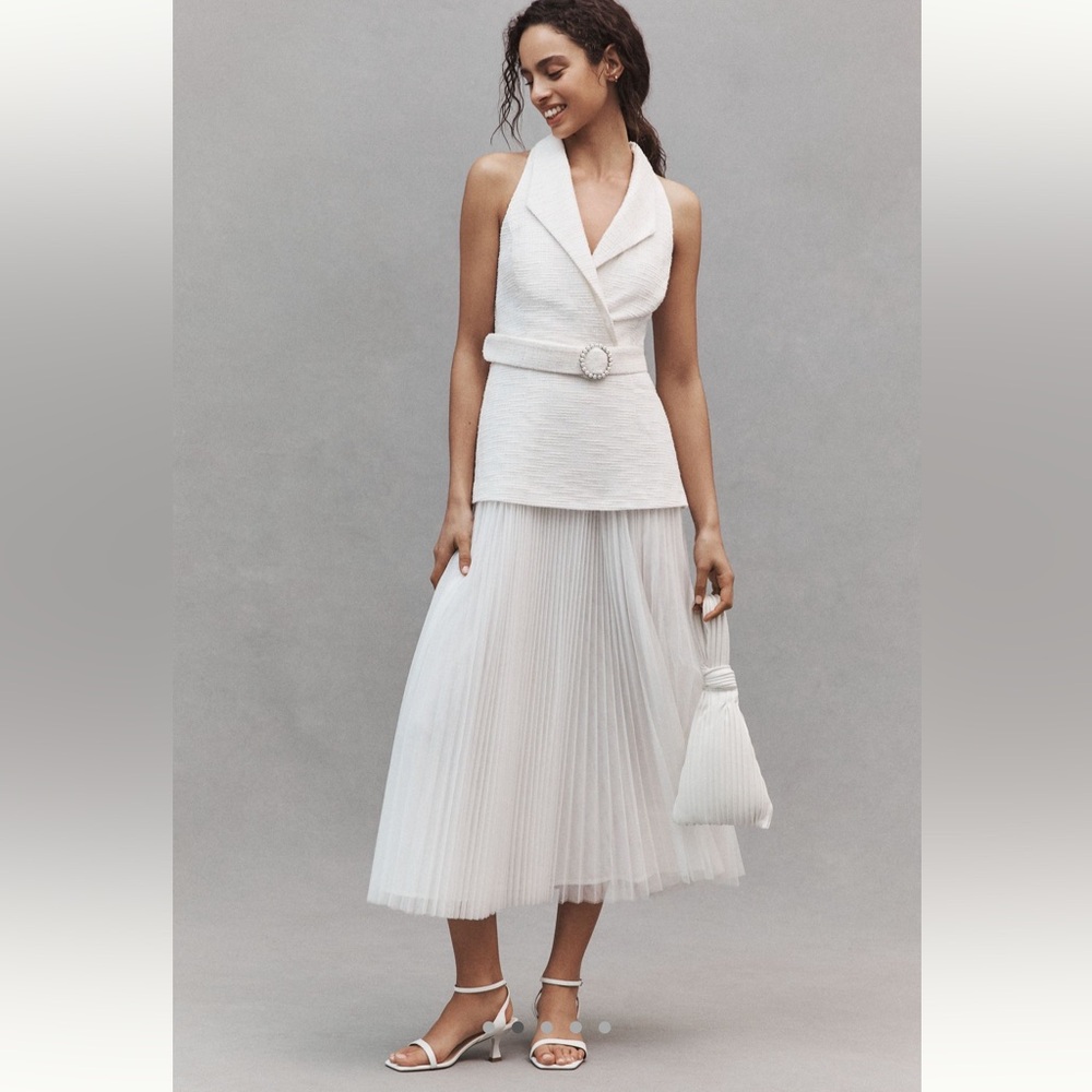 Elegant White Sleeveless Wedding Dress